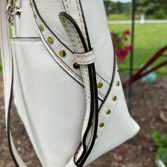 Elegant White Handbag - Picture 4 of 14